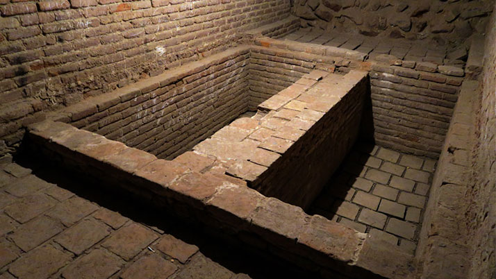 مقبره های داخل مسجد کبود