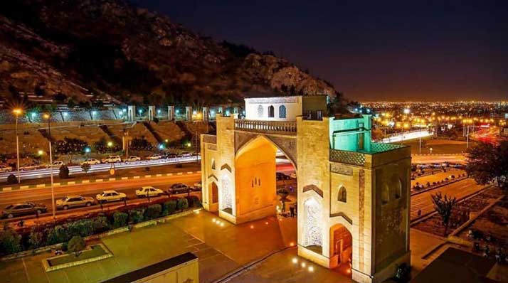 دروازه قرآن شیراز در شب