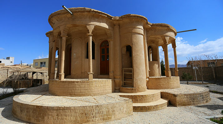 دیدنی ها بین اصفهان تا شیراز عمارت کلا فیروزی آباده