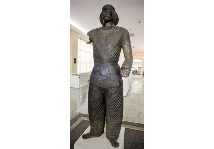 مجسمه بزرگ زاده اشکانی