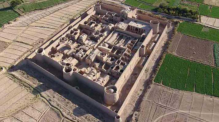 قلعه سر یزد در فاصله یزد تا کرمان